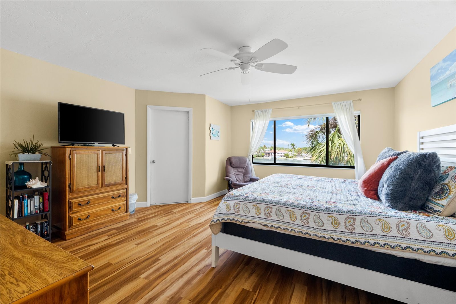 balcony overlooking marina and passing boats on the intracoastal
