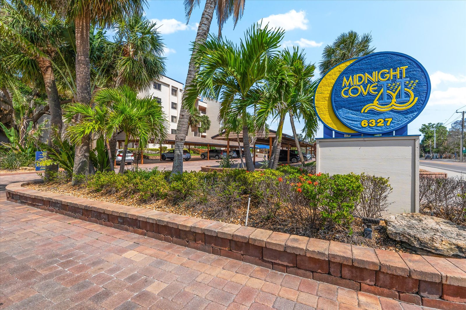 living room with balcony overlooking boats and the intracoastal at Bayview Beauty